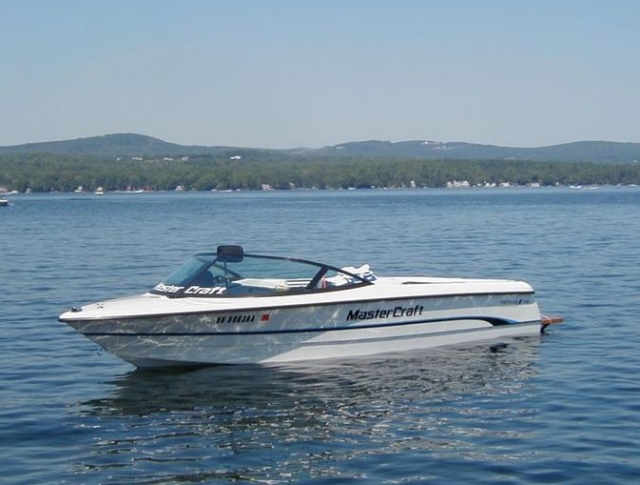  Boat commitment on time on the lake 